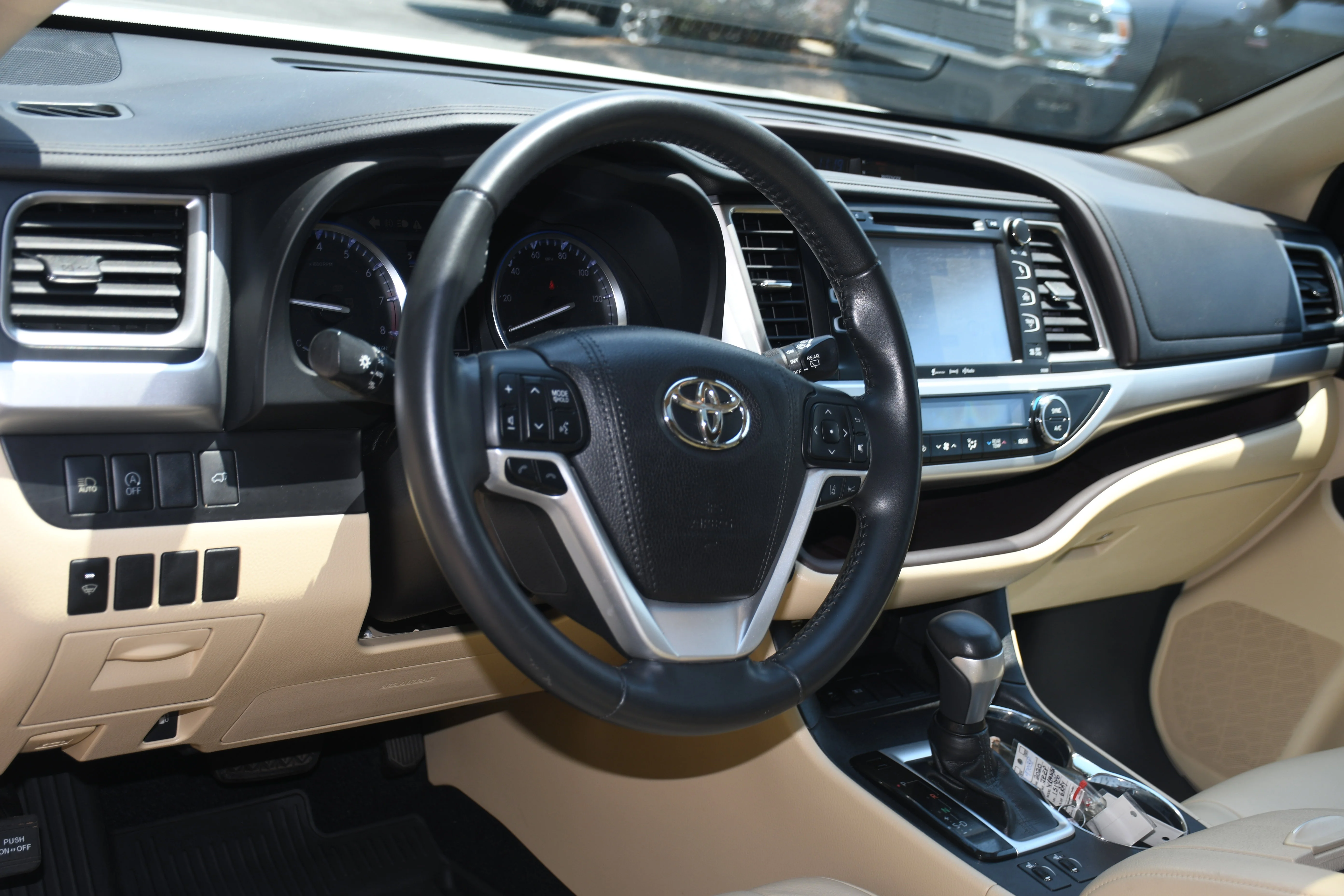 Used 2018 White Toyota XLE image 9