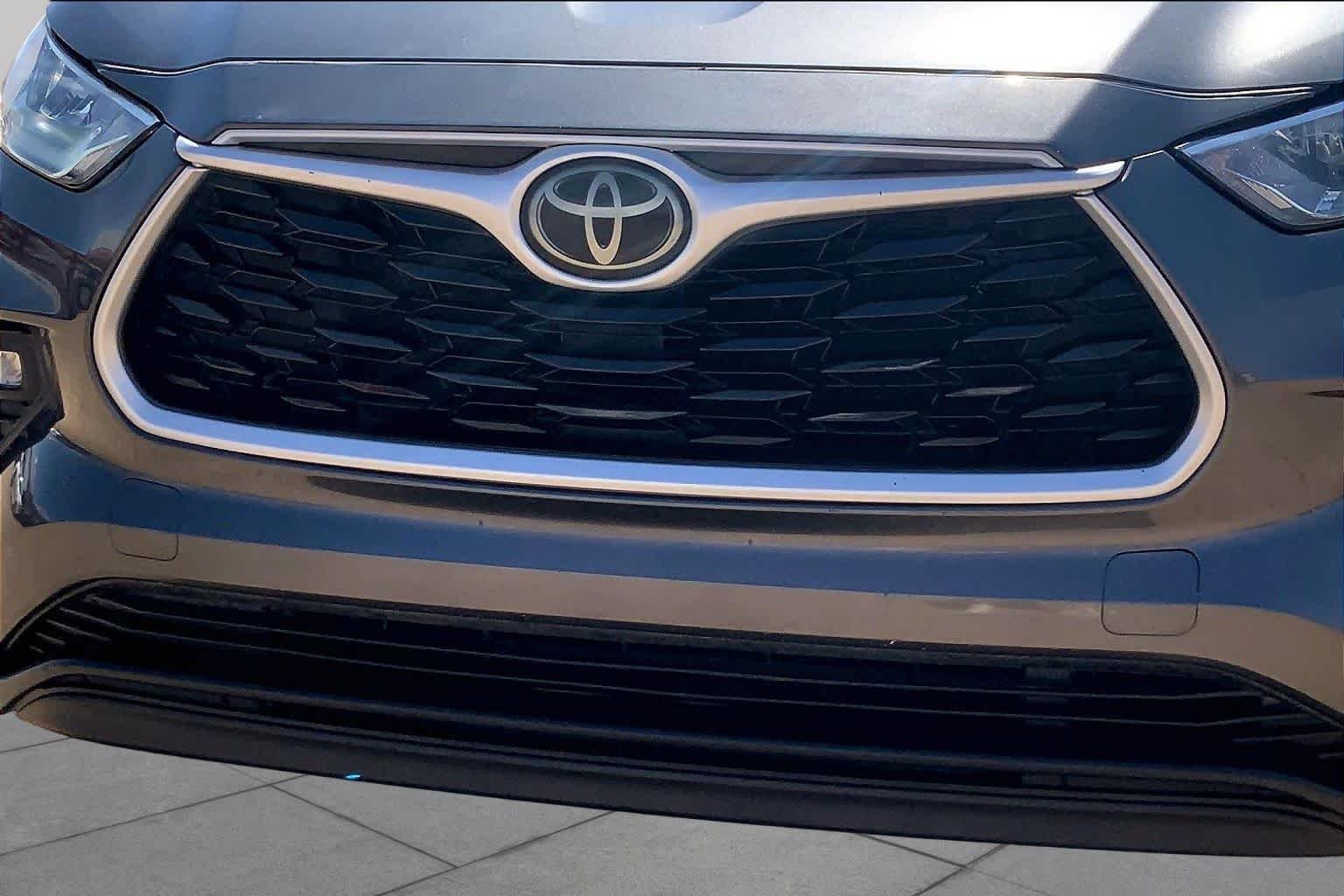 Used 2020 Magnetic Gray Metallic Toyota XLE image 30