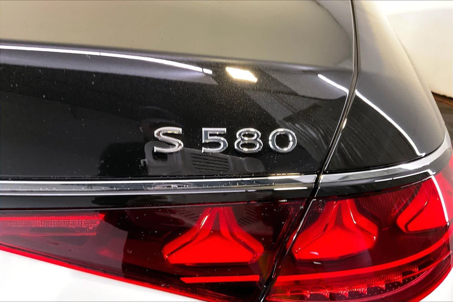 New 2027 MANUFAKTUR Moonlight White Metallic Mercedes-Benz Maybach S 580 image 6
