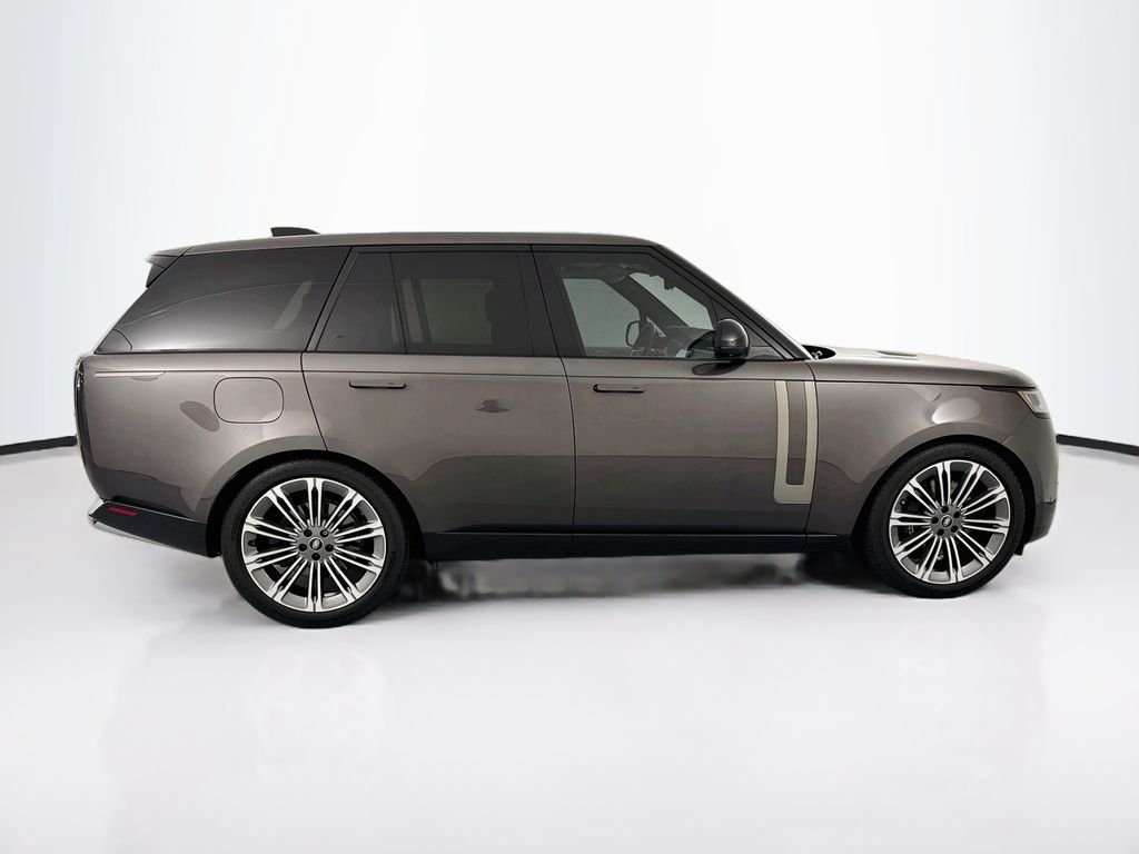 Used 2022 Gray Land Rover SE image 4