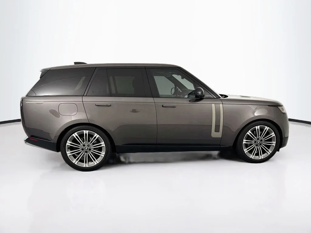 Used 2022 Gray Land Rover SE image 4