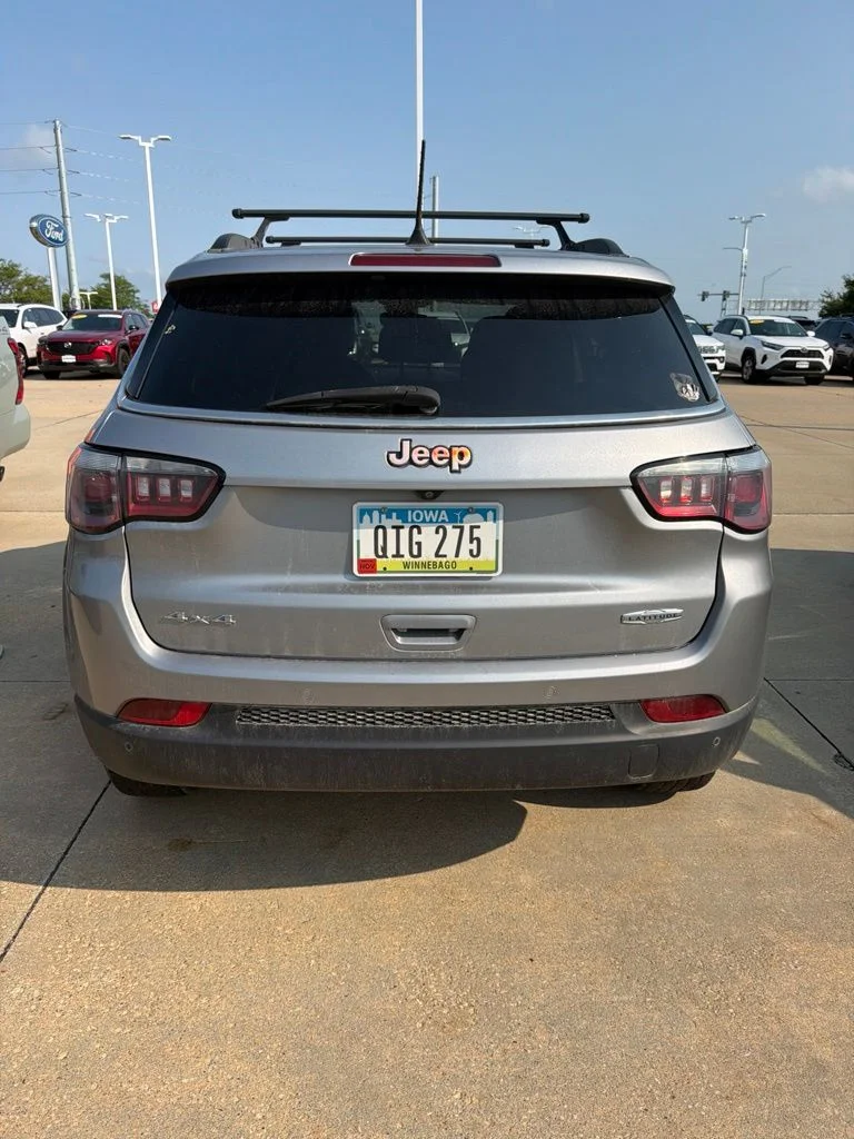 Used 2018 Silver Jeep Latitude image 5