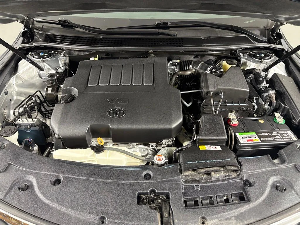 Used 2018 Silver Toyota XLE image 39
