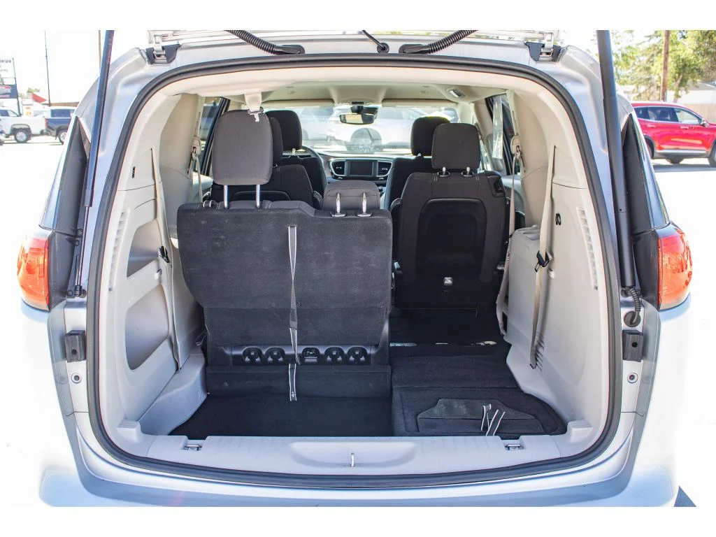 Used 2023 Silver Mist Clearcoat Chrysler LX image 13