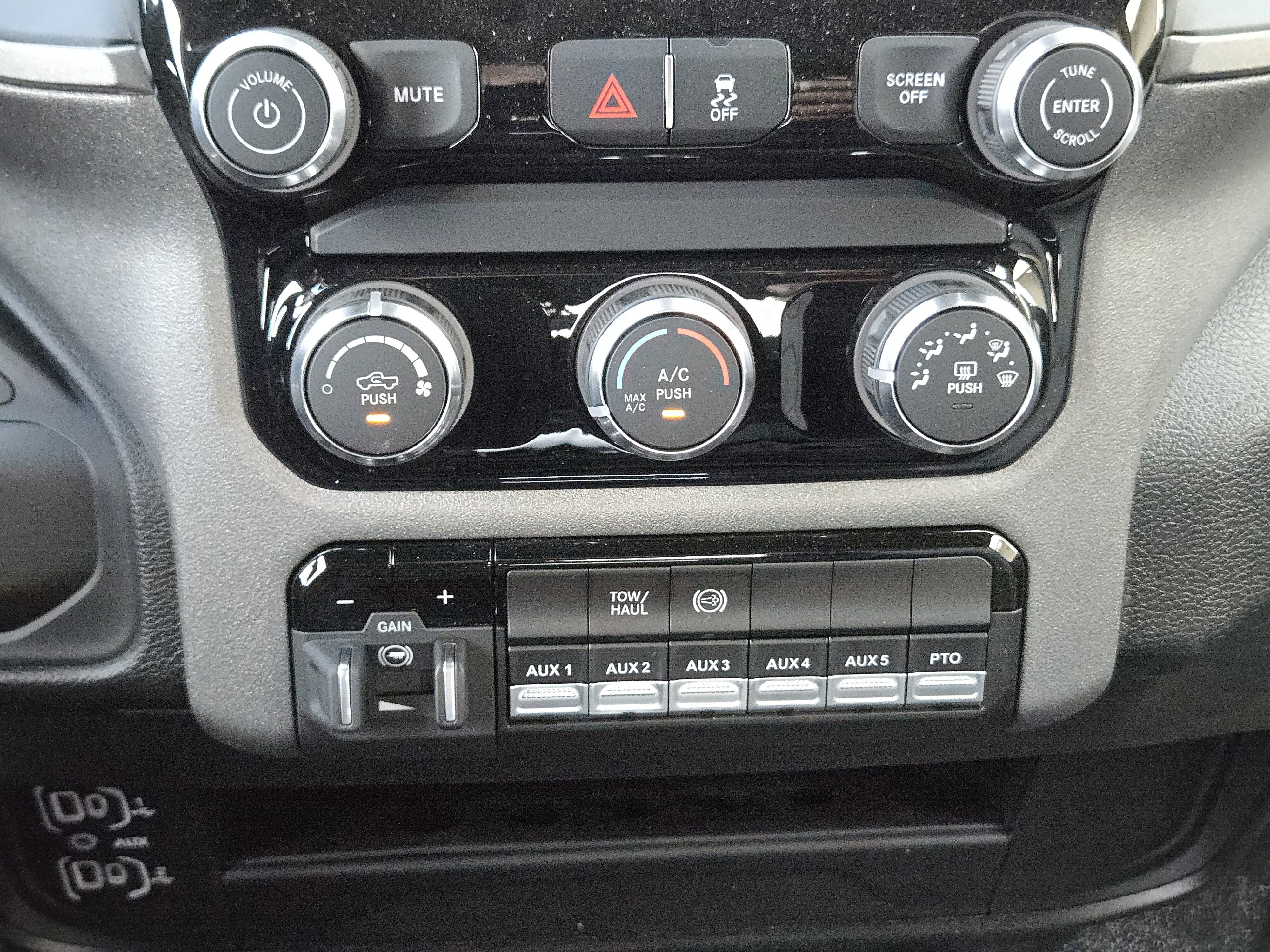 New 2026 Bright White Clear-Coat Exterior Paint RAM Tradesman image 15