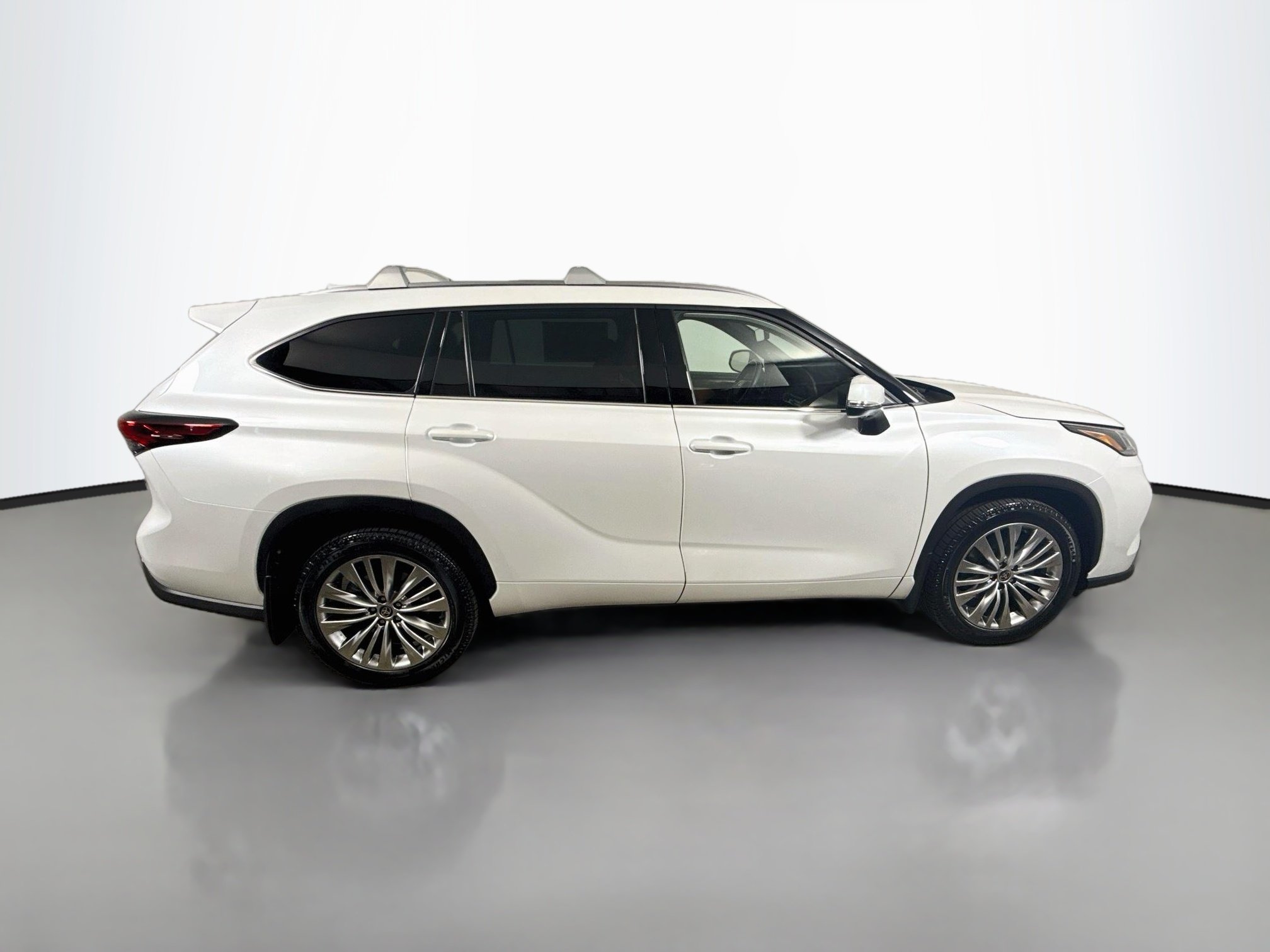 Used 2022 Wind Chill Pearl Toyota Platinum image 8