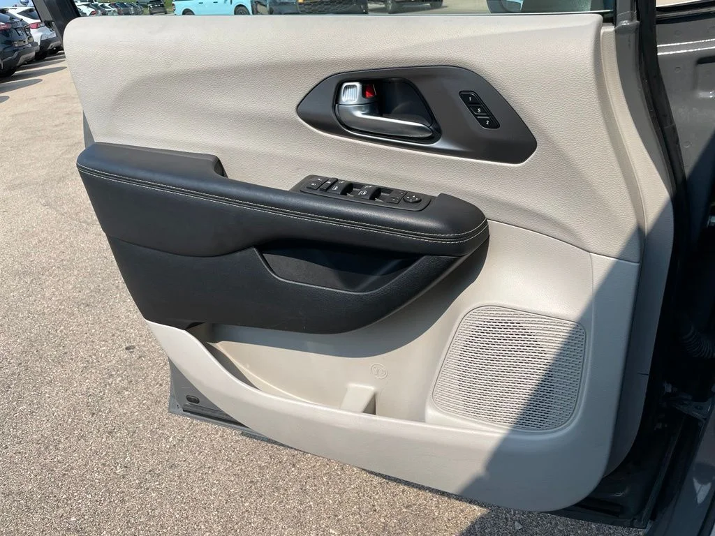 Used 2023 Ceramic Gray Clearcoat Chrysler Touring L image 43