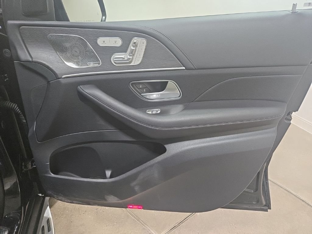 Used 2025 Obsidian Black Metallic Mercedes-Benz GLE 580 image 27
