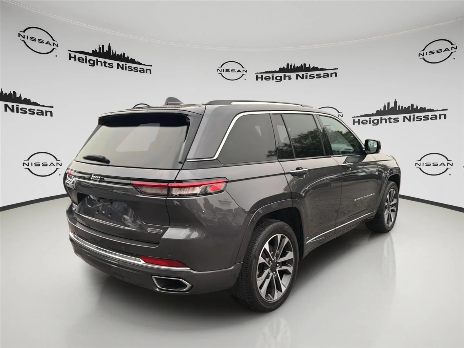 Used 2023 Baltic Gray Metallic Clearcoat Jeep Overland image 5