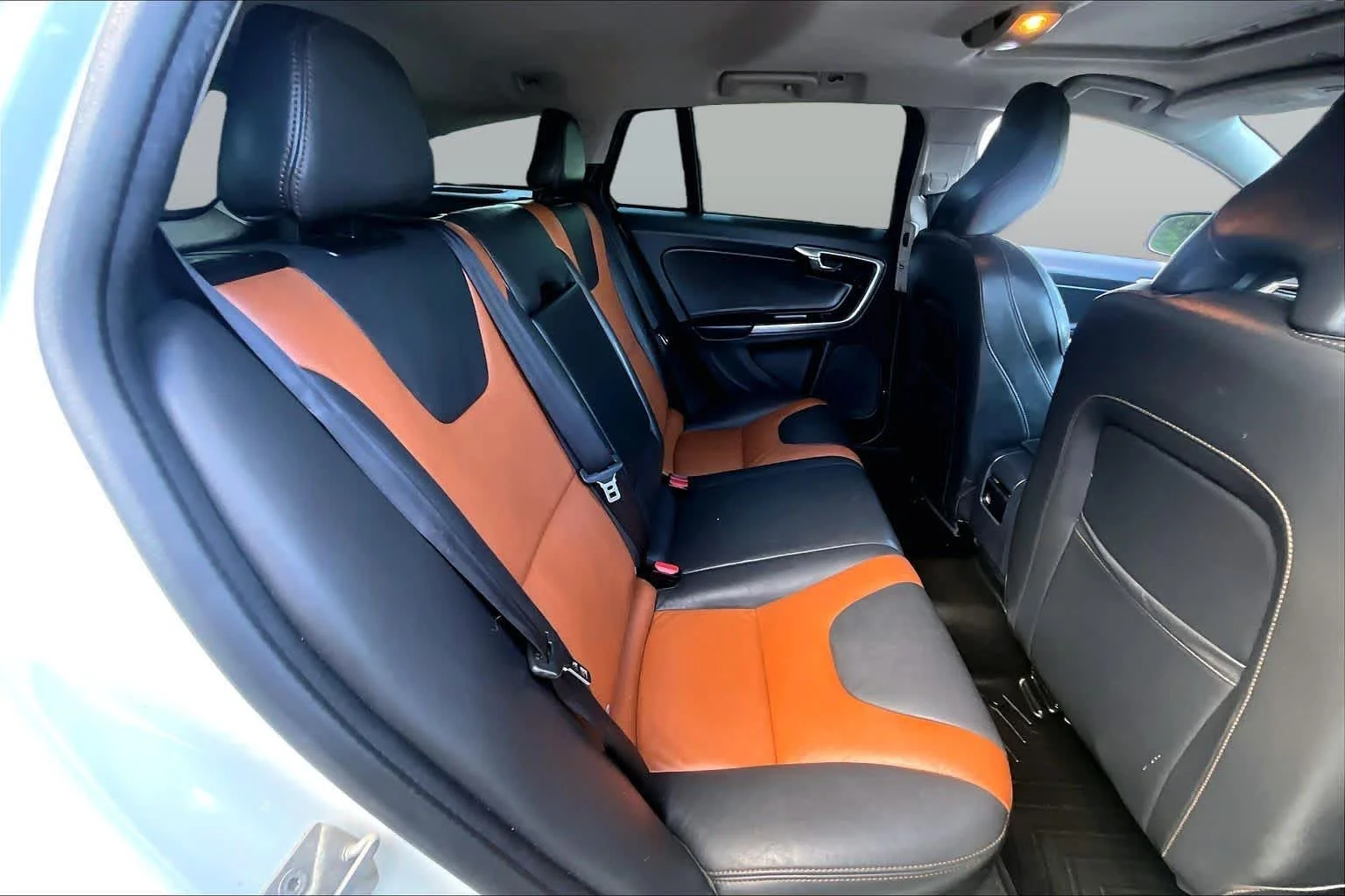 Used 2018 Crystal White Pearl Metallic Volvo  image 19