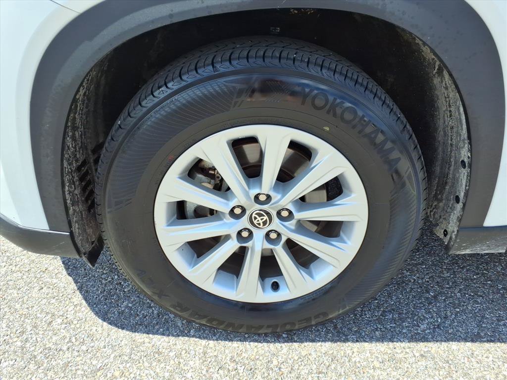 Used 2025 Beige Toyota XLE image 11