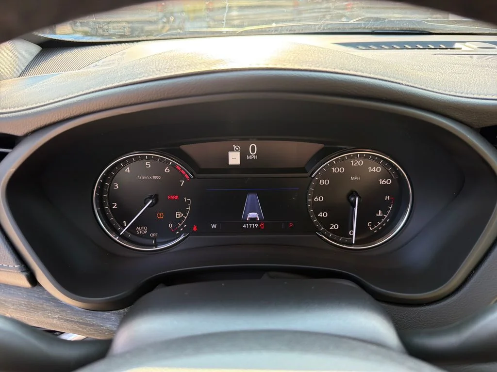 Used 2021  Cadillac Premium Luxury image 24