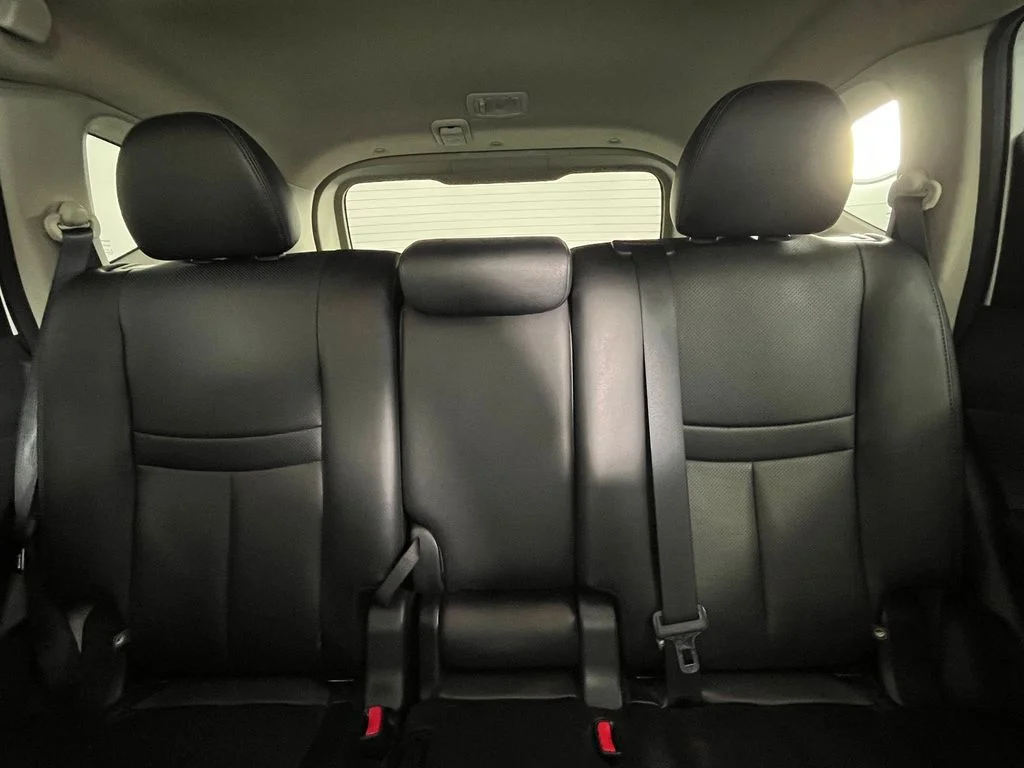 Used 2020 White Nissan SL image 19