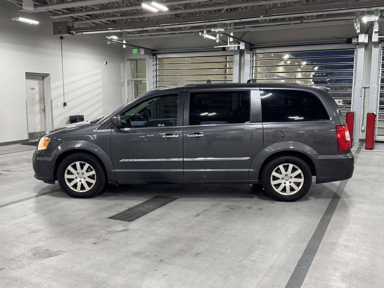 2016 Chrysler Town & Country Touring - Photo 7