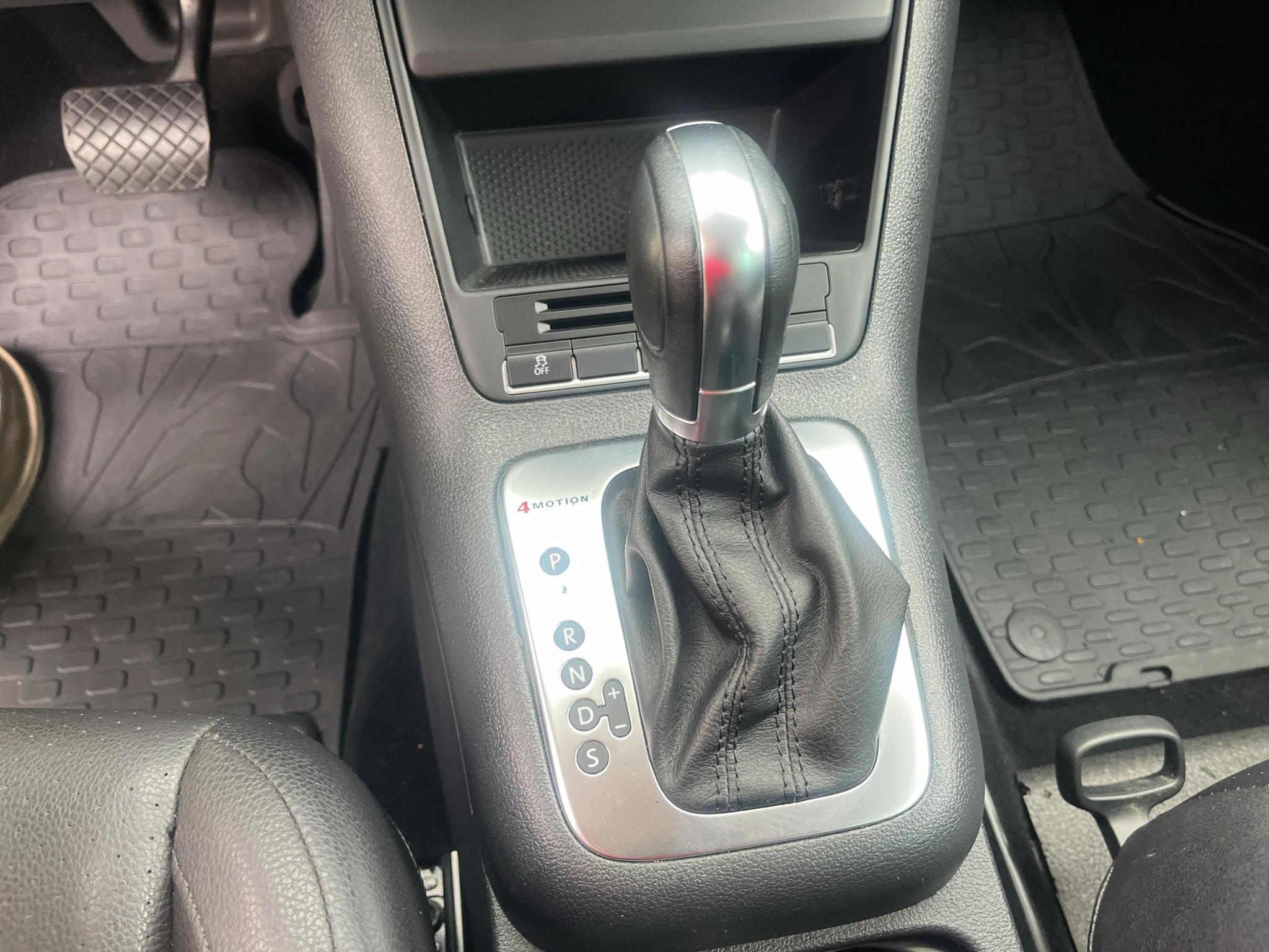 Used 2012 Reflex Silver Metallic Volkswagen SE image 16