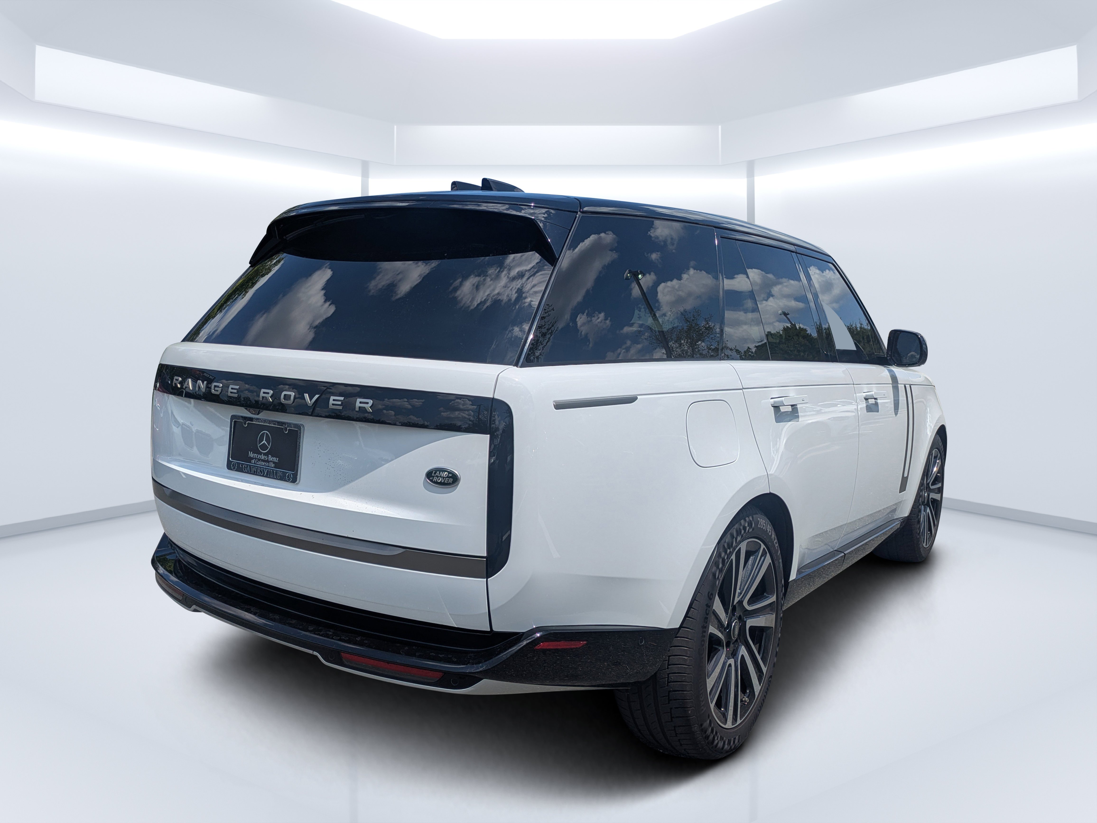 Used 2023 Fuji White Land Rover SE image 3