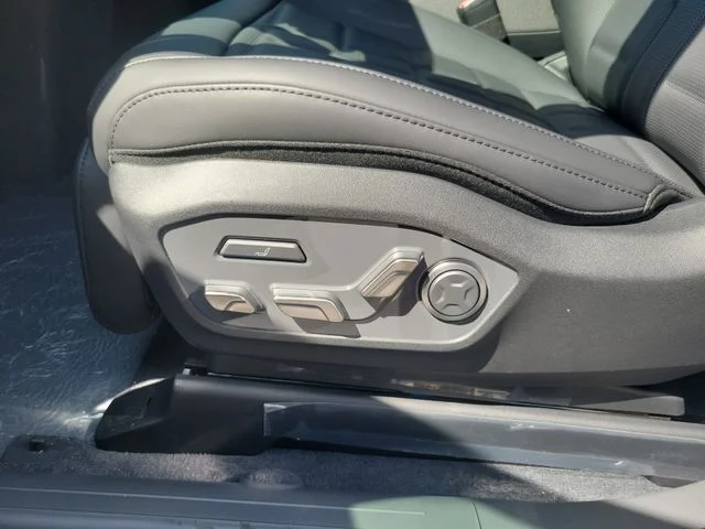 New 2026 Glacial White Pearl Kia Land AWD image 16