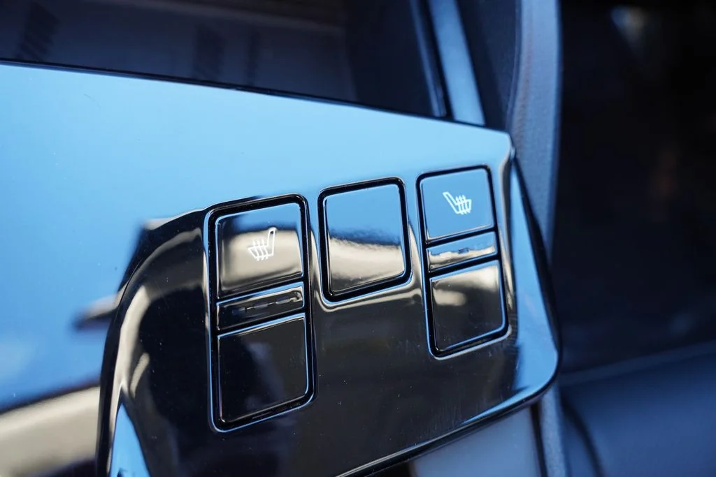 Used 2025 Snow White Pearl Kia EX image 28