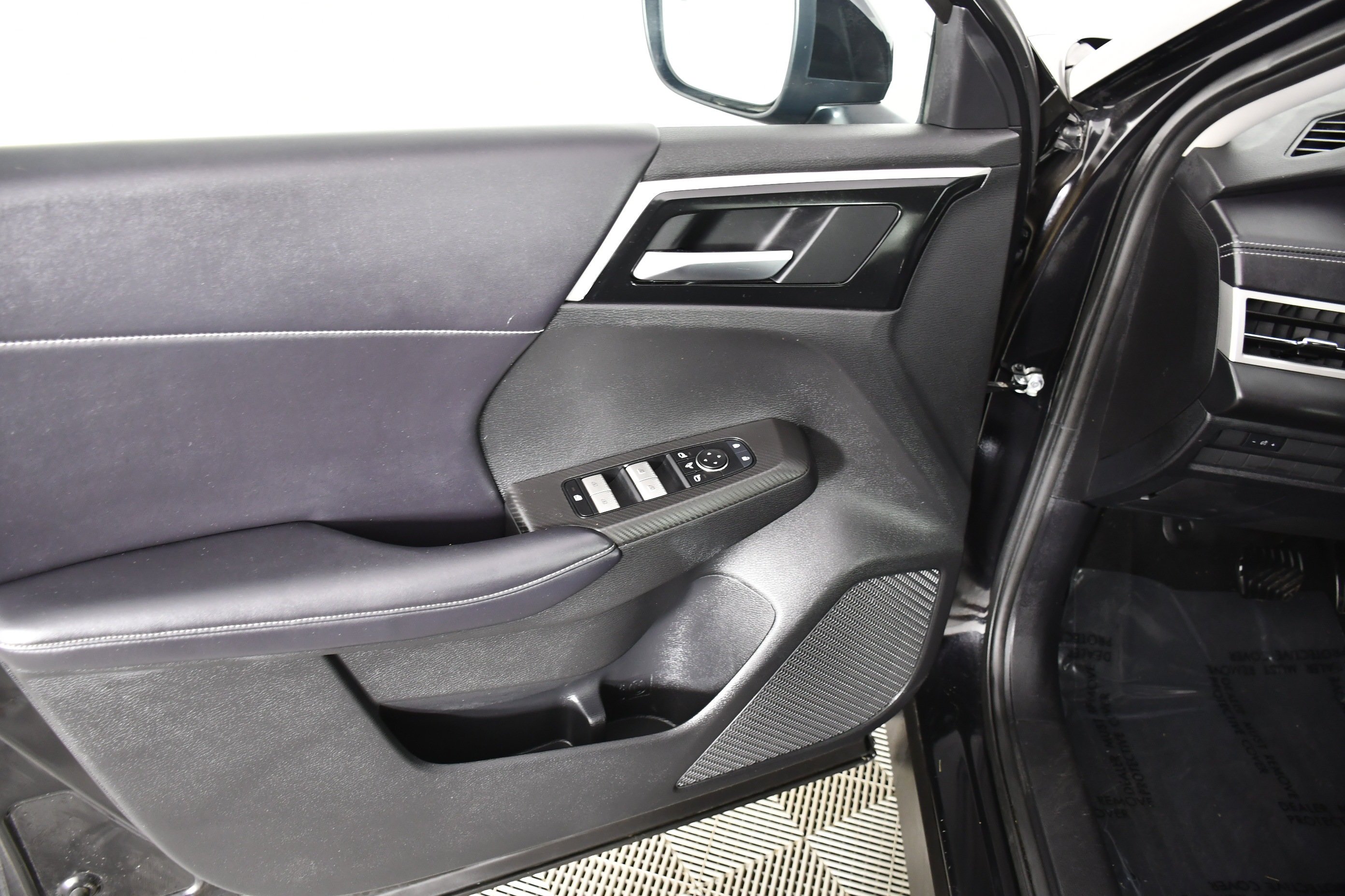 Certified Used 2024 Labrador Black Pearl Mitsubishi SE image 33