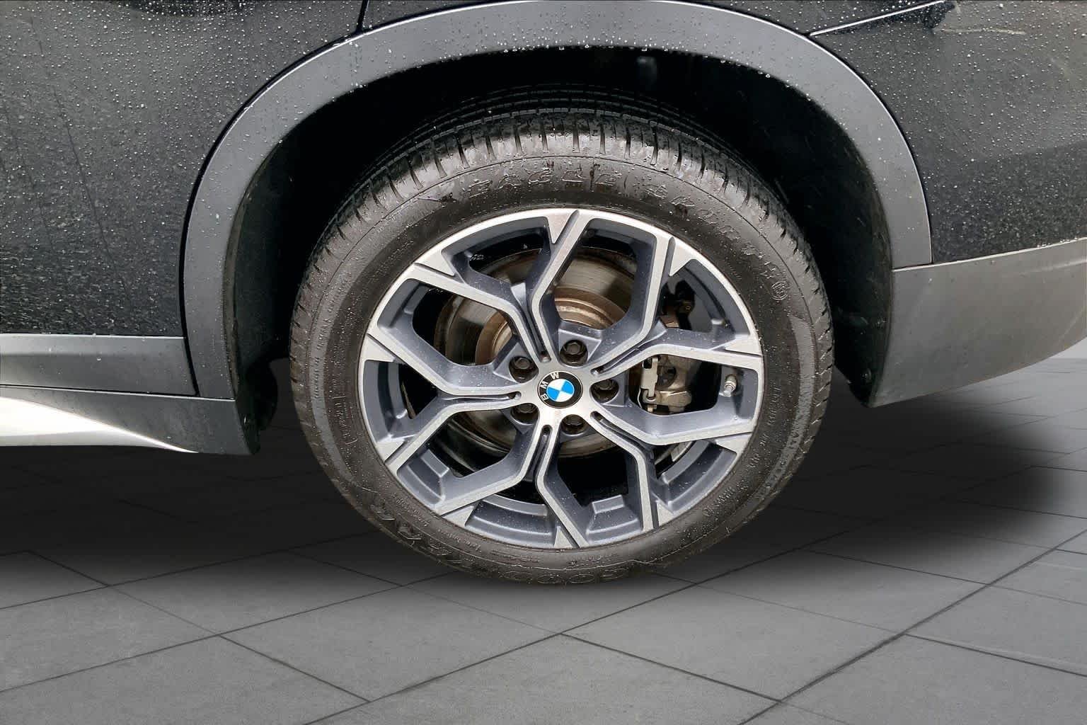 Used 2022 Jet Black BMW xDrive28i image 10