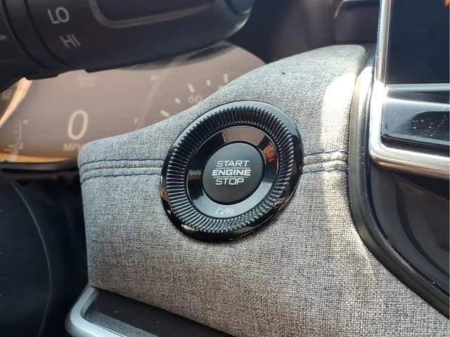 Used 2024  Jeep Latitude image 12