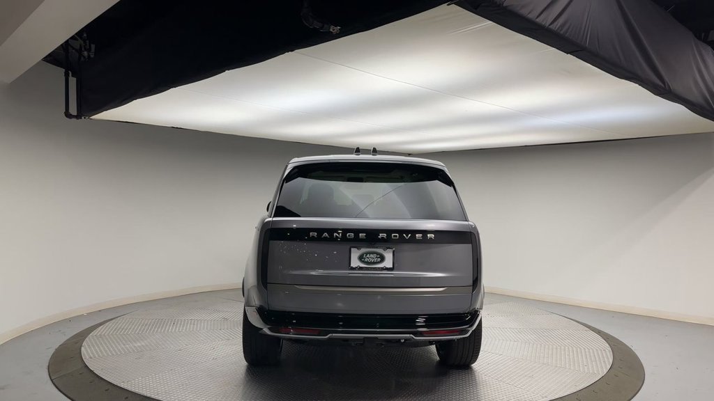 Used 2024  Land Rover SE image 7