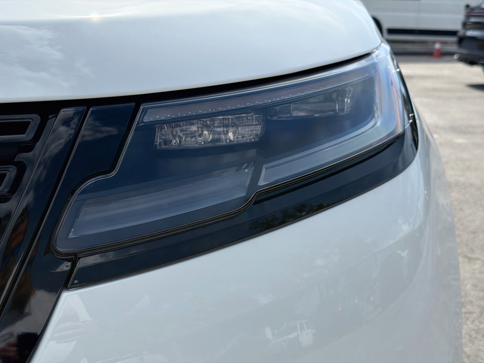 New 2026 Fuji White LAND ROVER  image 9