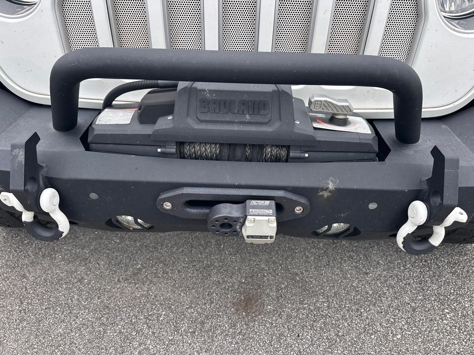 Used 2019 Bright White Clearcoat Jeep Sahara image 23