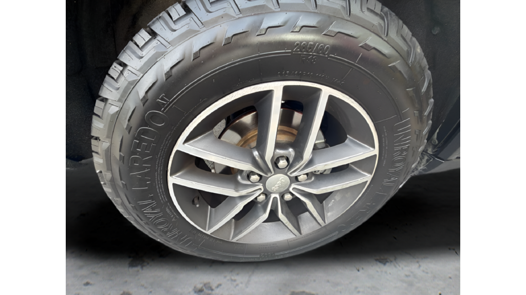 Used 2018 Gray Jeep Limited image 17