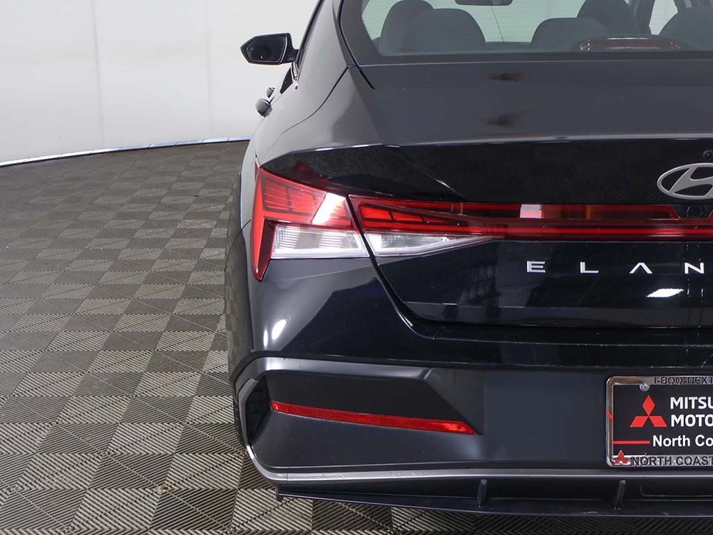 Used 2025 Black Hyundai SEL Convenience image 15