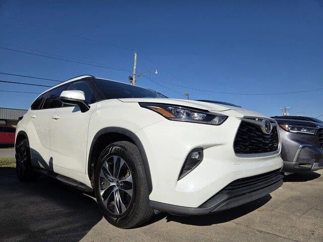 Used 2020 Blizzard Pearl Toyota XLE image 4