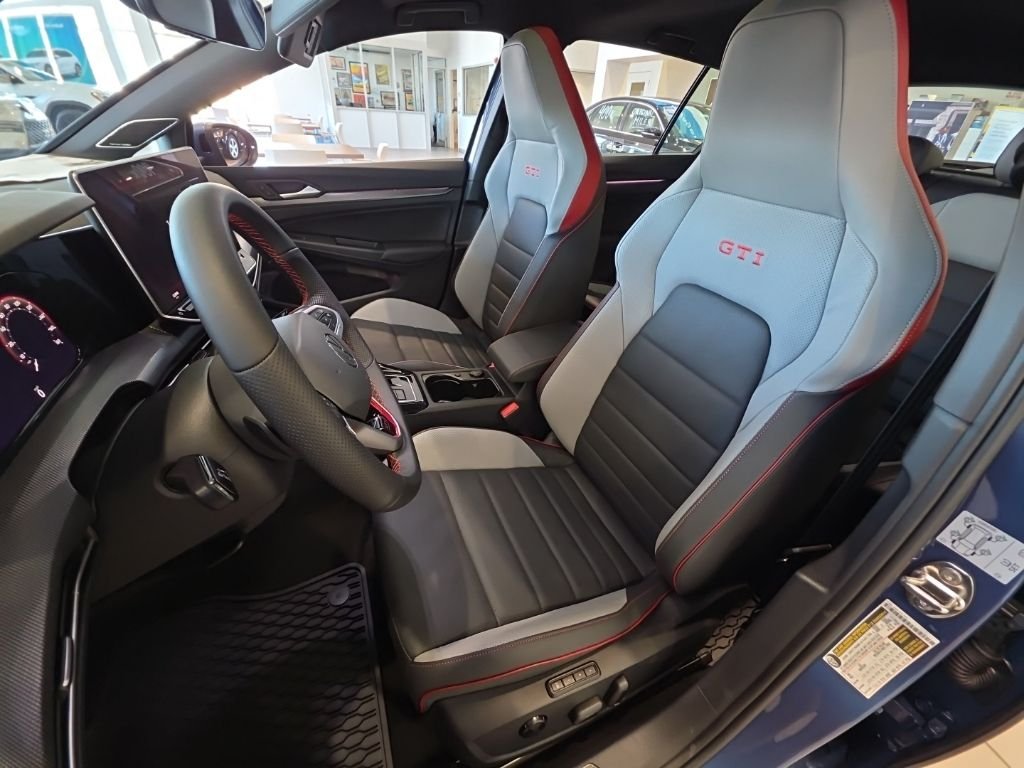 2025 Volkswagen Golf GTI SE - Photo 13