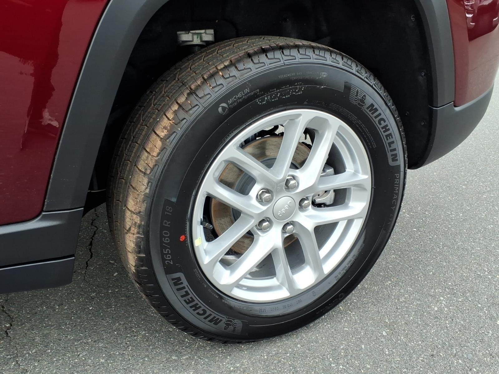 New 2026 Velvet Red Pearl-Coat Exterior Paint Jeep Laredo image 12