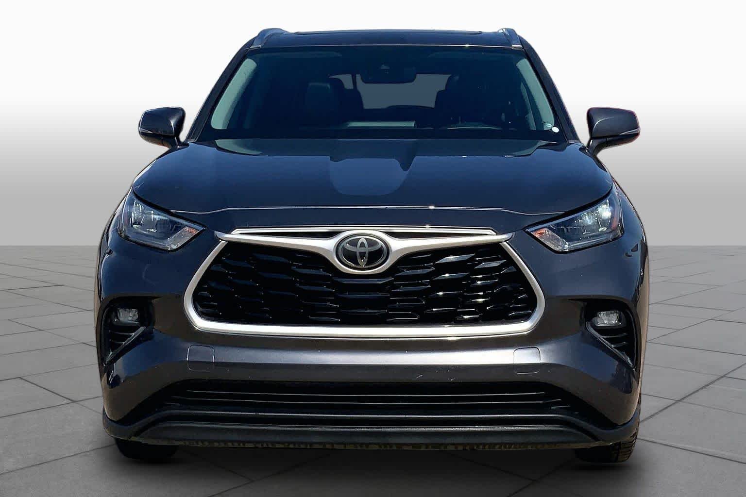 Used 2020 Magnetic Gray Metallic Toyota XLE image 4