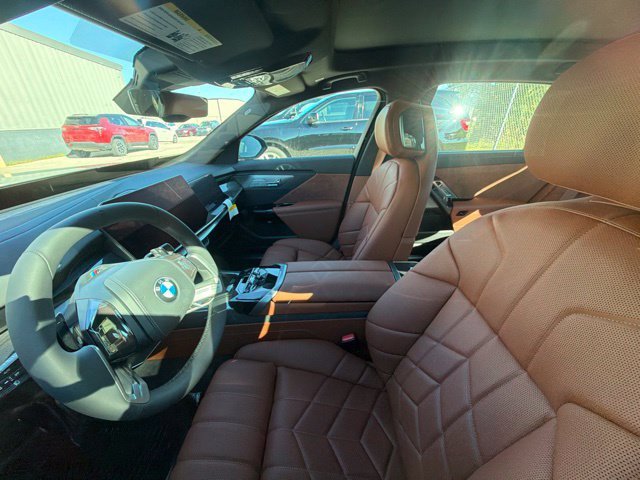 New 2027 Vancouver Green Metallic BMW 740i xDrive image 4
