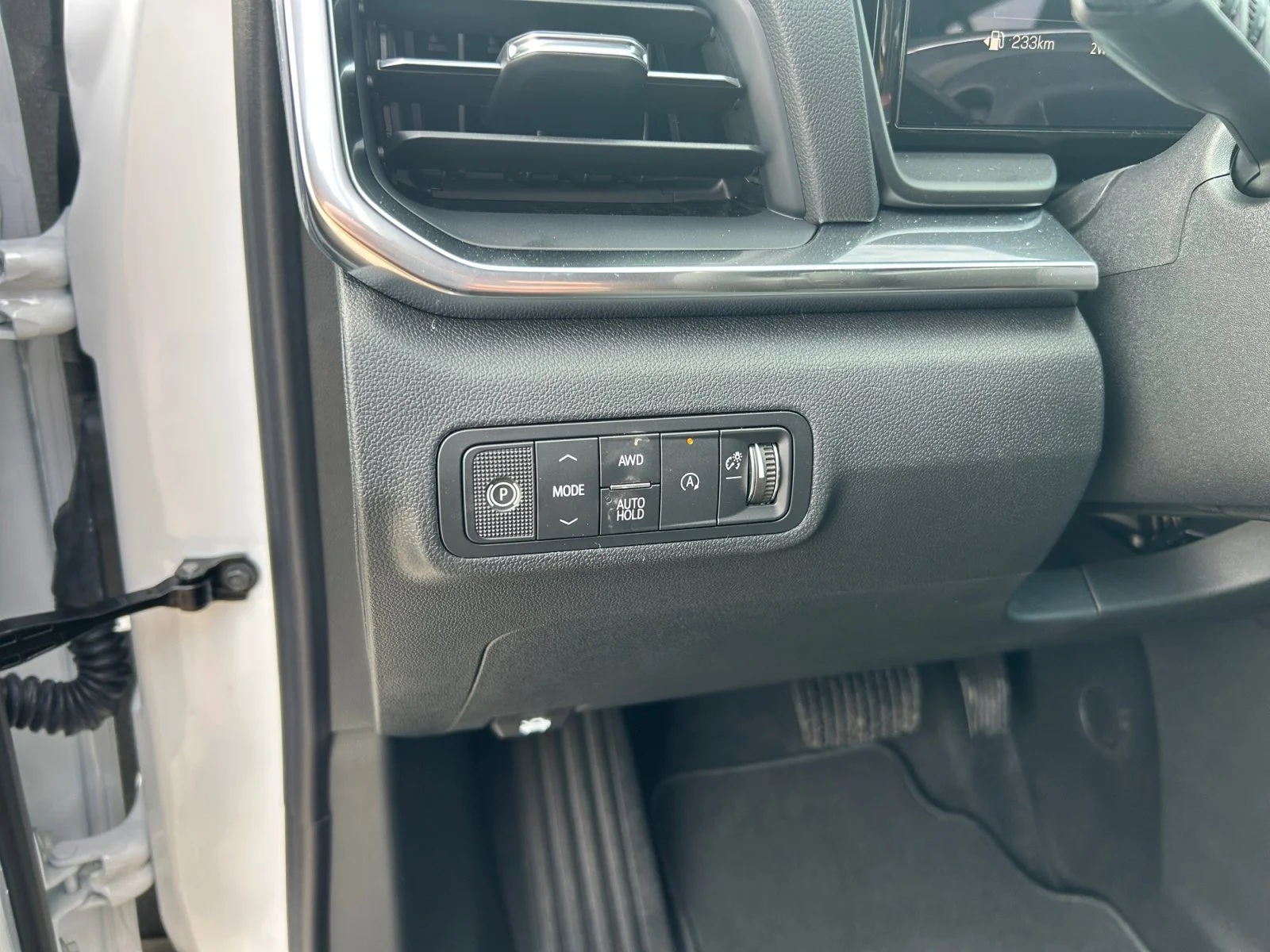New 2027 Summit White GMC AWD Elevation image 15