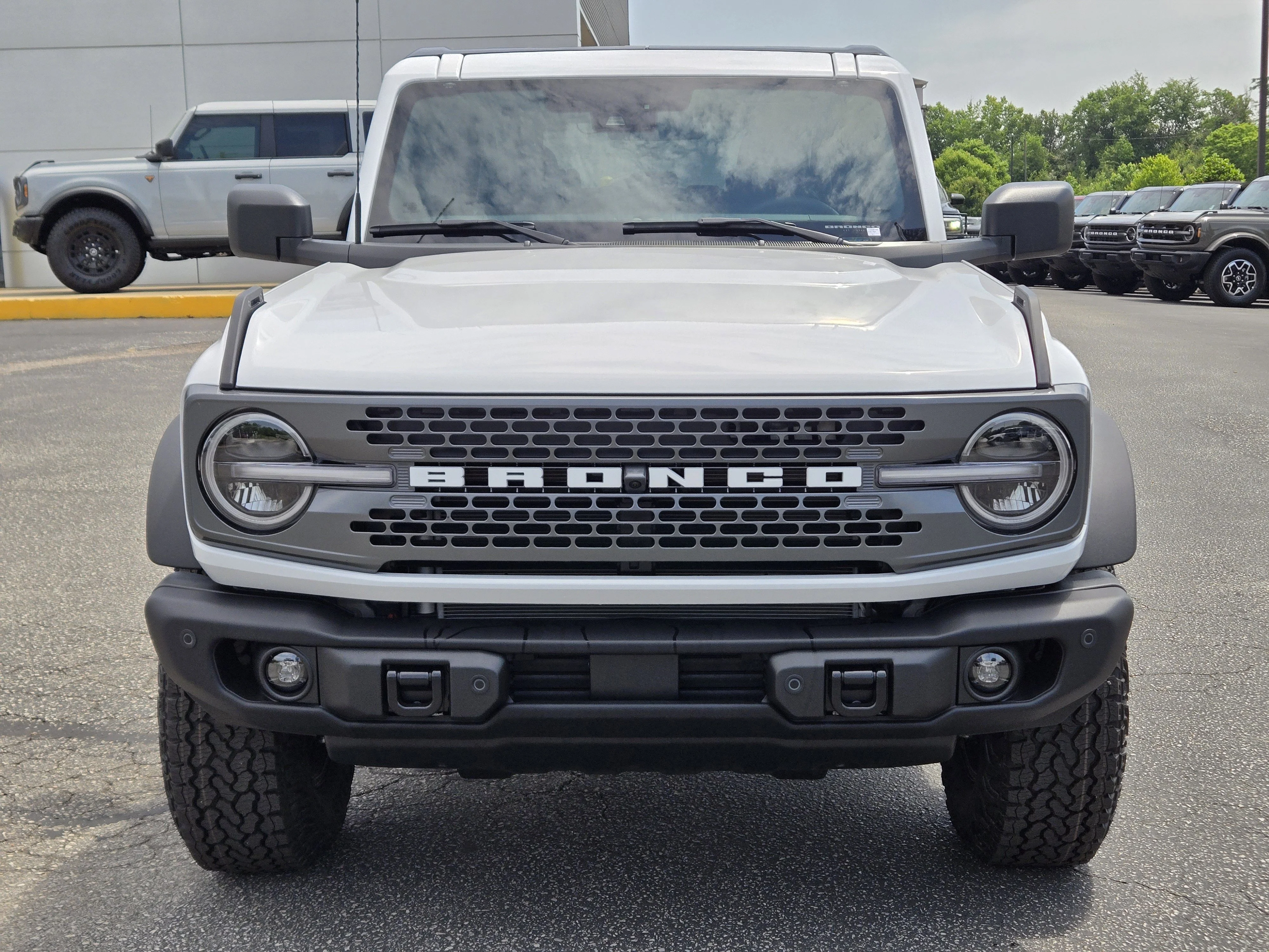 New 2026 Oxford White FORD Badlands image 3