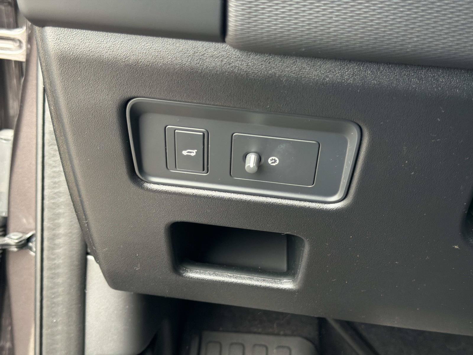 Certified Used 2025 Gray Land Rover Dynamic SE image 21