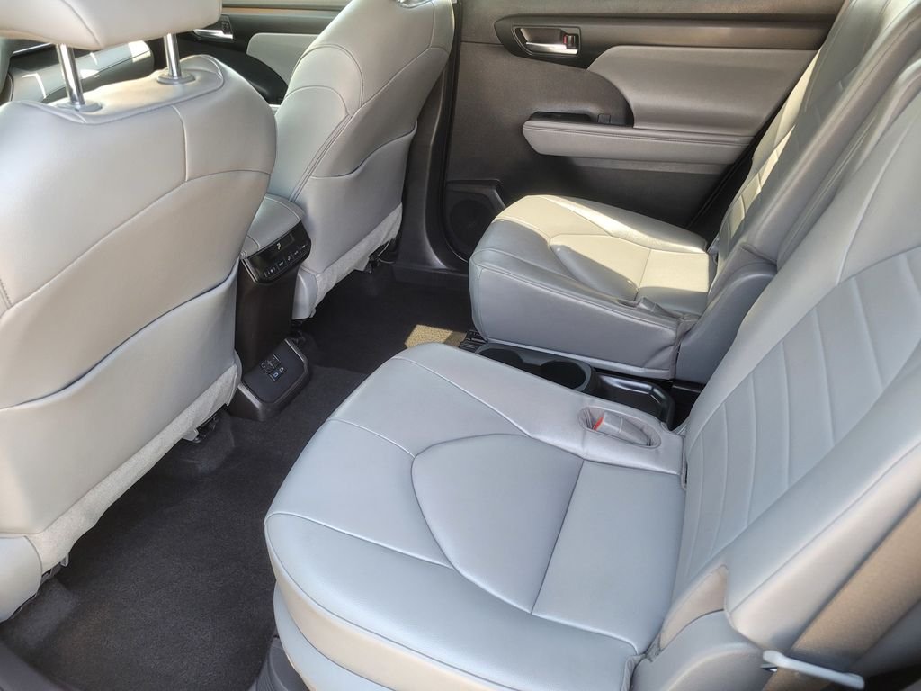 Used 2022 Silver Toyota XLE image 12