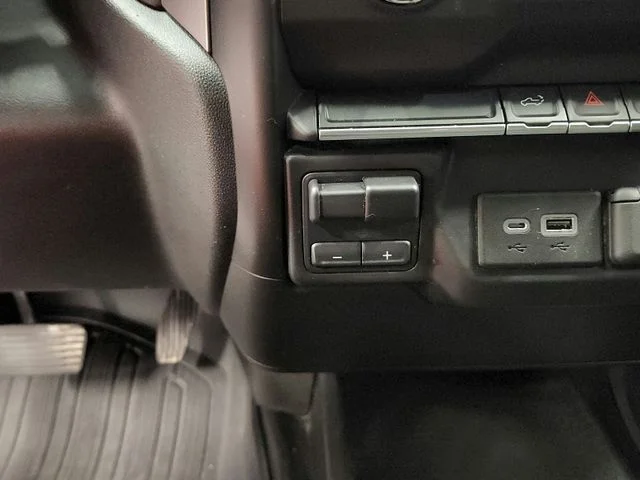 Used 2021 White GMC Base image 27