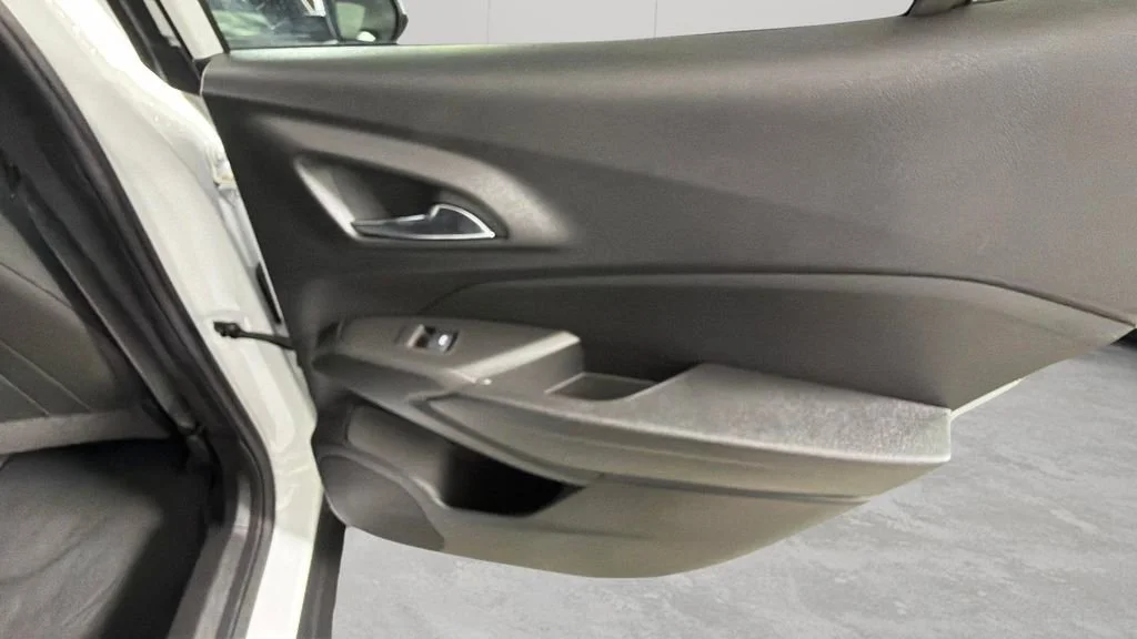 Used 2025 Summit White Chevrolet LT image 32