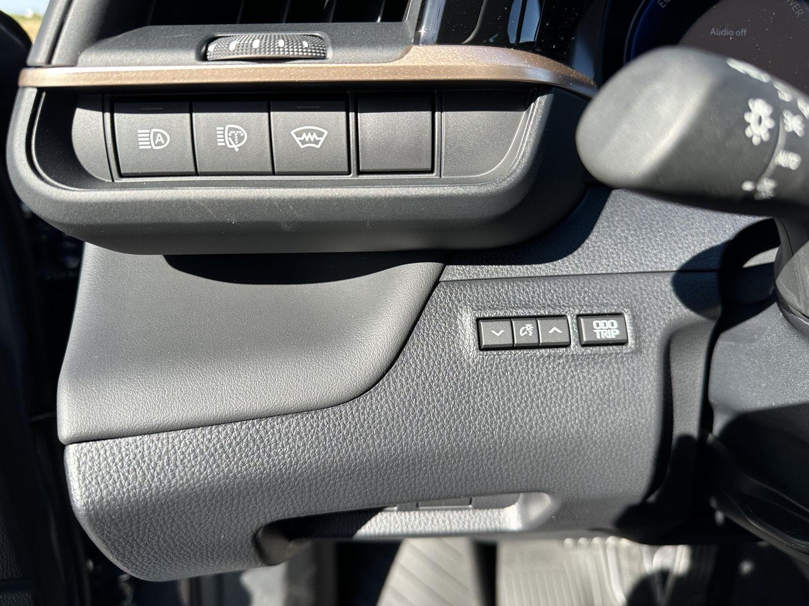 2026 Toyota Crown Signia Limited - Photo 12