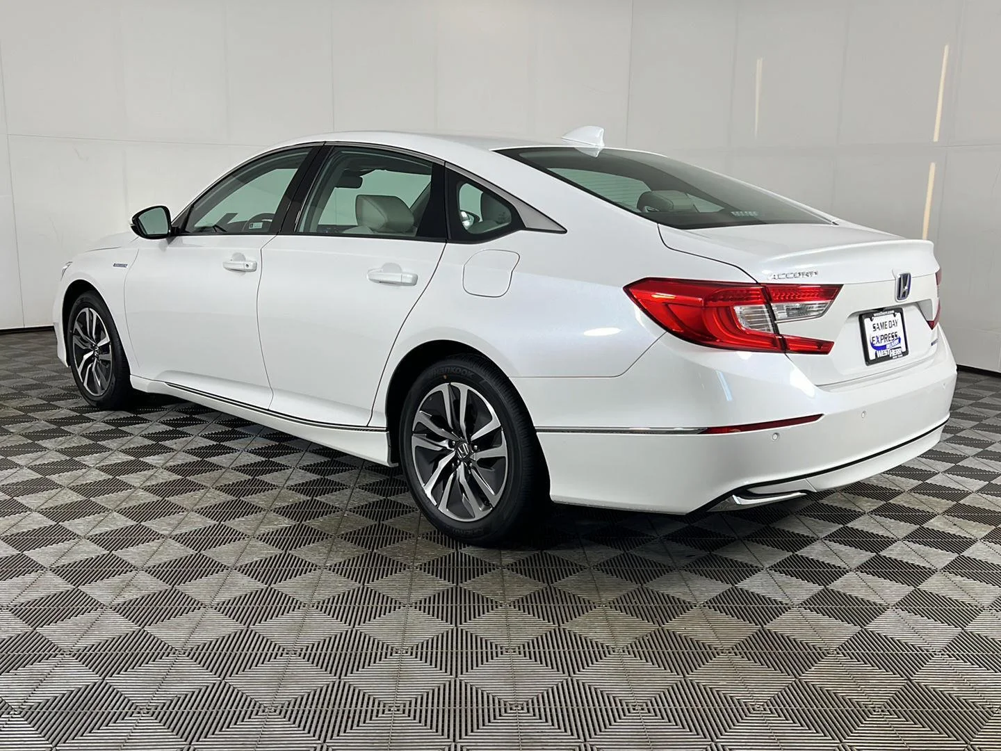 Used 2021 Platinum White Pearl Honda EX-L image 9
