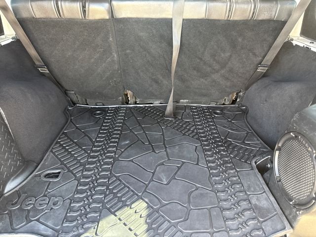 Used 2012 White Jeep Unlimited Rubicon image 11