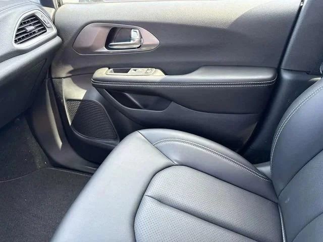 New 2026 Diamond Black Crystal Pearl-Coat Exterior Paint Chrysler Select image 22
