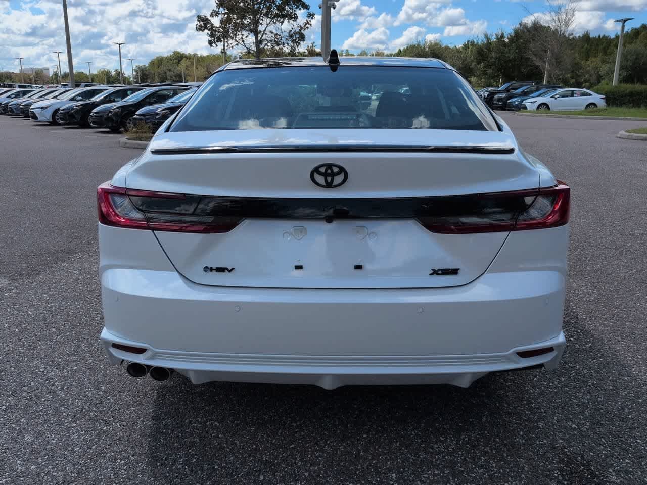 New 2026 Wind Chill Pearl with Midnight Black Metallic roof <sup>1</sup> Toyota  XSE image 5