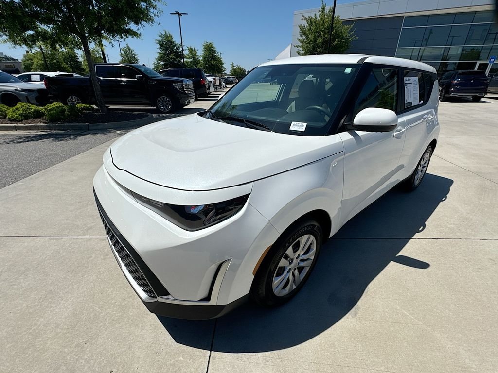 Used 2025 Snow White Pearl Kia LX image 5