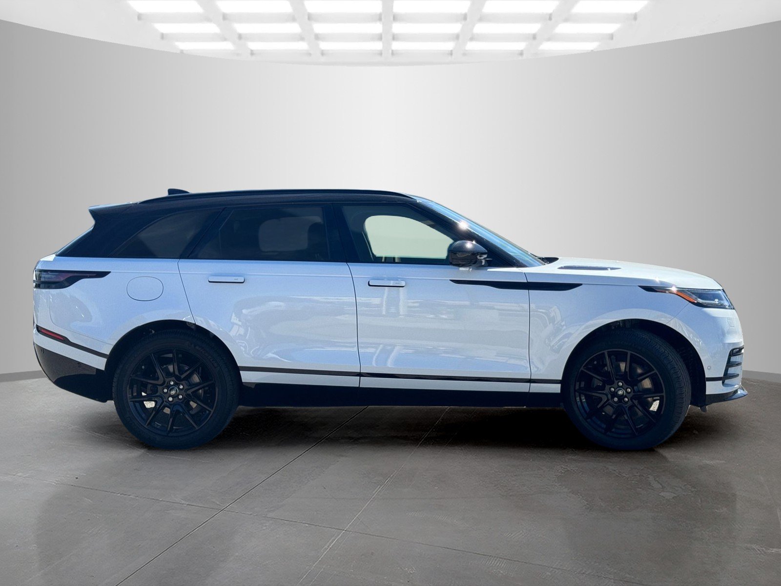 New 2026 Ostuni Pearl White Land Rover Dynamic SE image 4