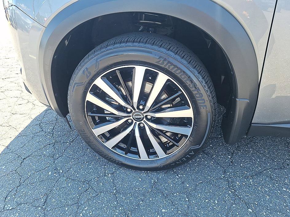 Used 2025 Gun Metallic Nissan Platinum image 8