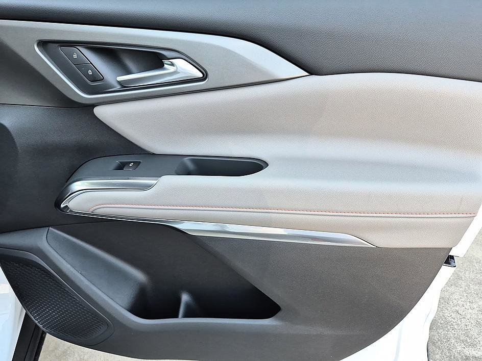 New 2026 Summit White Chevrolet LT image 34